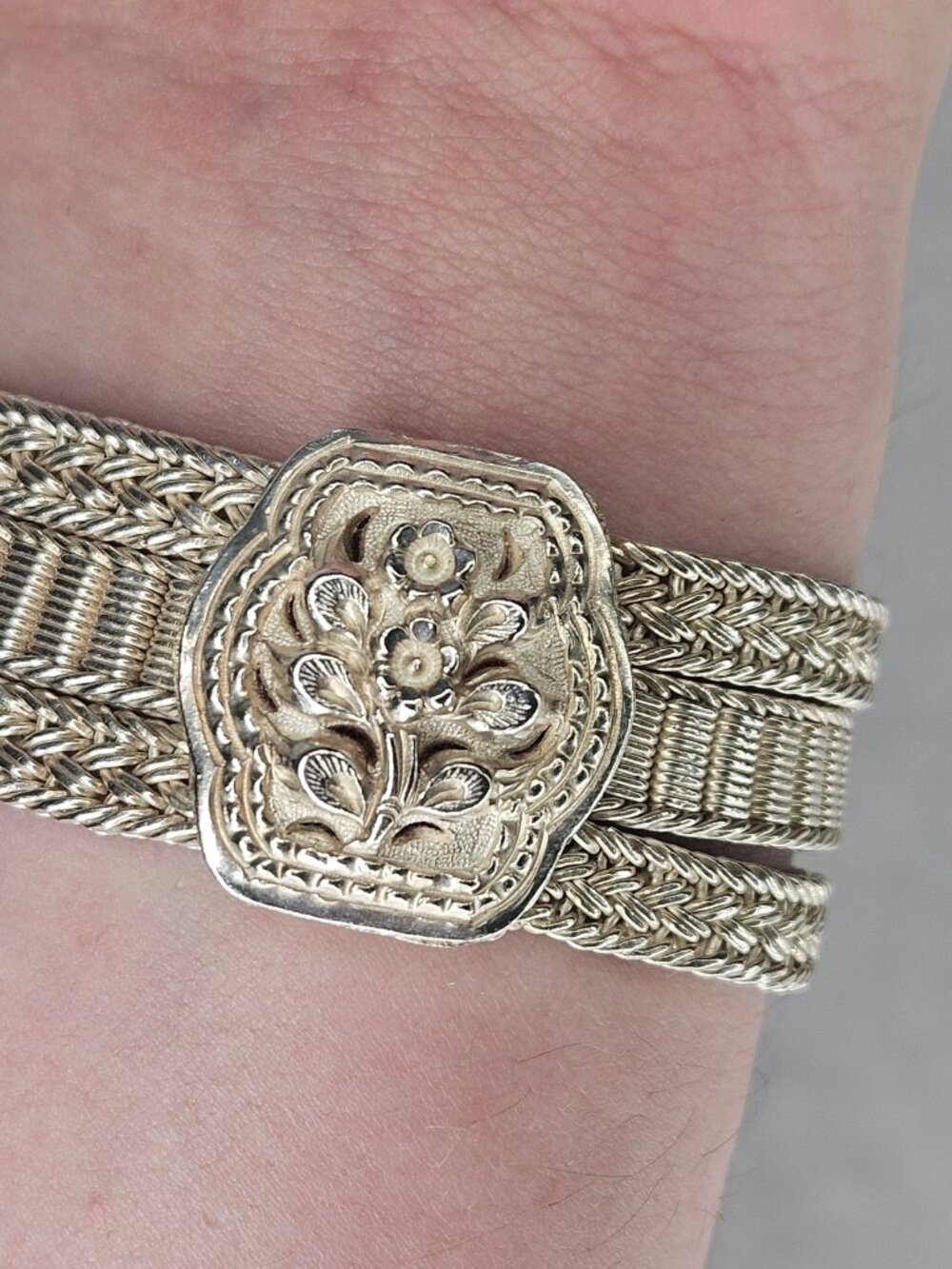 Vintage 900 Silver Flower Heart Shaped Crests Portrait Bracelet Cuff 7 inches - Picture 5 of 13